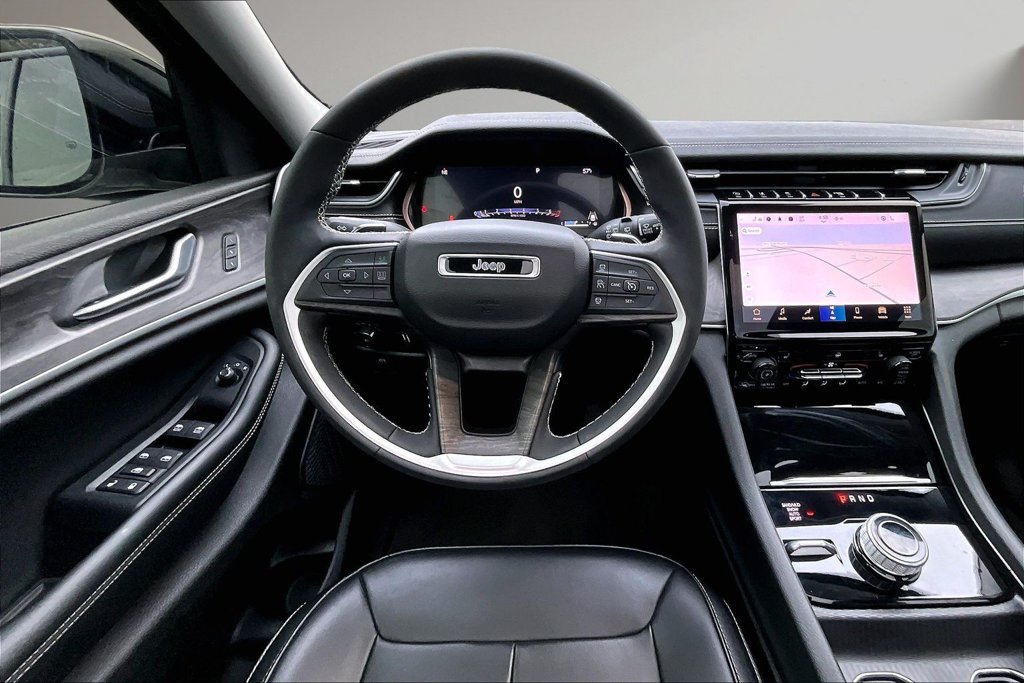 Used 2023 Jeep Grand Cherokee Limited w/ Black Appearance Package AWD/4WD image 9
