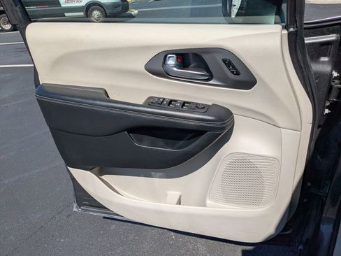 Used 2023 Chrysler Pacifica Touring-L FWD image 13