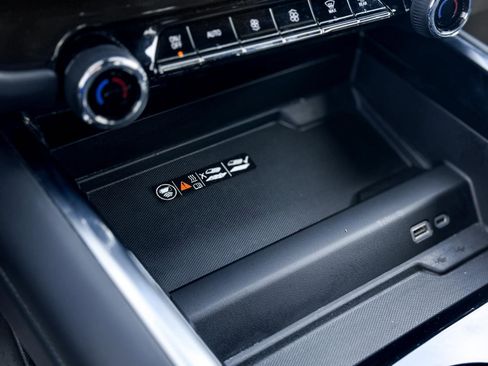 Certified 2025 Chevrolet Suburban Z71 image 17