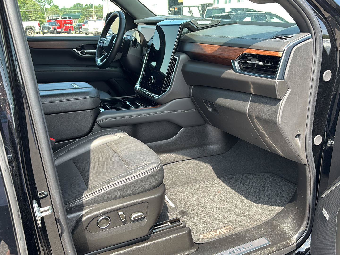 Used 2025 GMC Yukon Denali AWD/4WD image 27