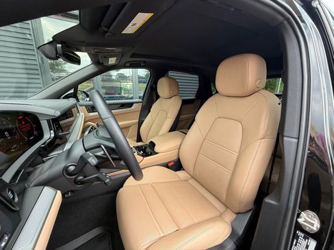 Certified 2024 Porsche Cayenne AWD/4WD image 5