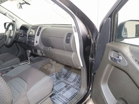Used 2015 Nissan Frontier SV image 32