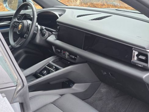 Certified 2025 Porsche Macan Electric image 39