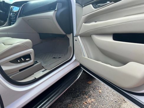 Used 2020 Cadillac Escalade ESV Luxury image 28