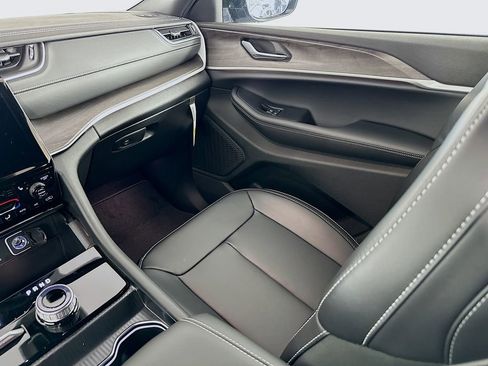 New 2025 Jeep Grand Cherokee Limited image 30