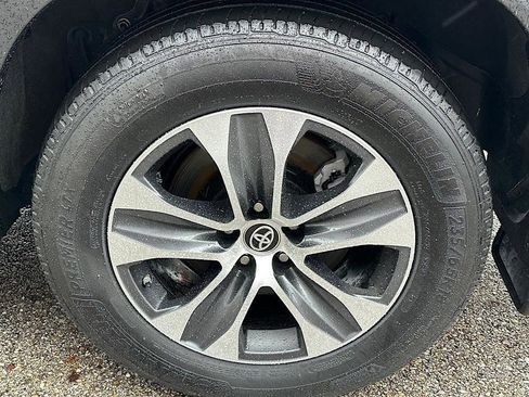 Certified 2024 Toyota Highlander XLE image 32