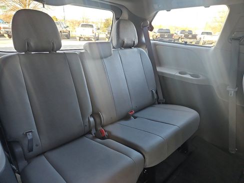 Used 2017 Toyota Sienna XLE Premium image 34
