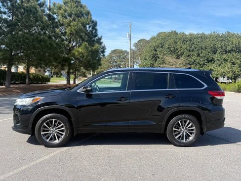 Used 2018 Toyota Highlander XLE image 3