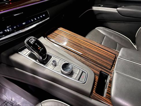 Used 2023 Cadillac Escalade Premium Luxury AWD/4WD image 18