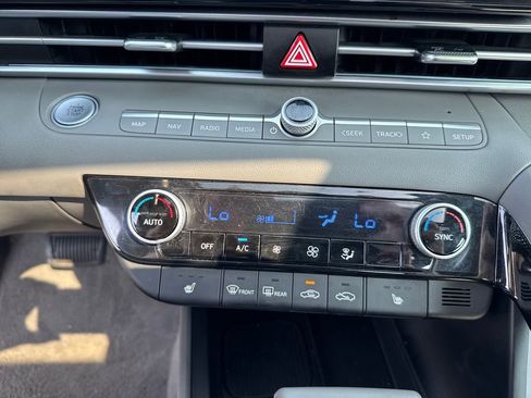 Used 2025 Hyundai Elantra SEL FWD image 22