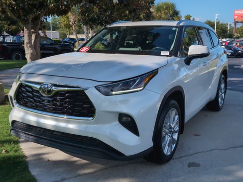 Used 2023 Toyota Highlander Limited FWD image 5