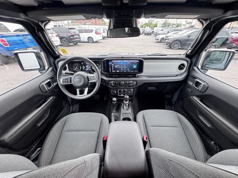 Used 2025 Jeep Wrangler Unlimited Sahara AWD/4WD image 22
