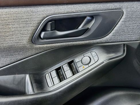 Used 2023 Nissan Rogue S FWD image 15