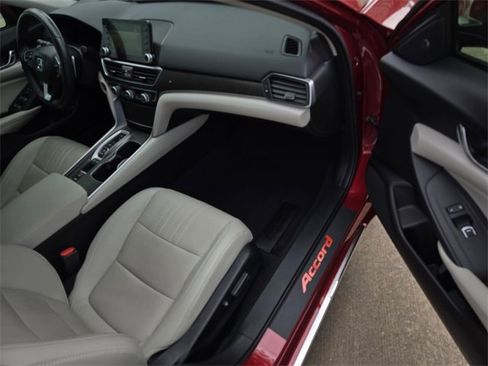 Used 2018 Honda Accord Touring image 7