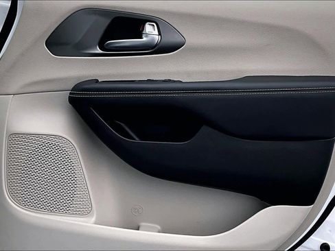 Used 2024 Chrysler Pacifica Touring-L image 29