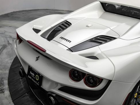 Used 2022 Ferrari F8 Tributo RWD image 19