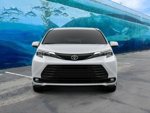 New 2026 Toyota Sienna XLE FWD image 2