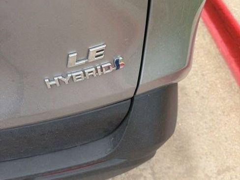 Used 2021 Toyota RAV4 LE image 4