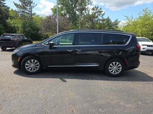 Used 2017 Chrysler Pacifica Touring-L FWD image 4