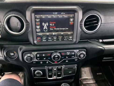 Used 2022 Jeep Gladiator Overland w/ LED Lighting Group AWD/4WD image 16