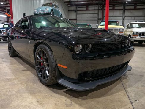 Used 2016 Dodge Challenger SRT Hellcat RWD image 12