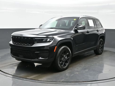 Used 2025 Jeep Grand Cherokee Altitude image 2