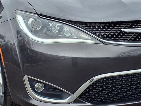 Used 2019 Chrysler Pacifica Limited image 32