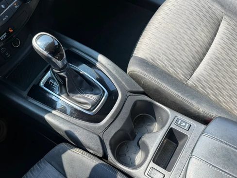 Used 2017 Nissan Rogue SV AWD/4WD image 22