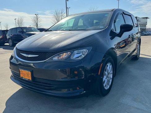 Used 2017 Chrysler Pacifica Touring image 8