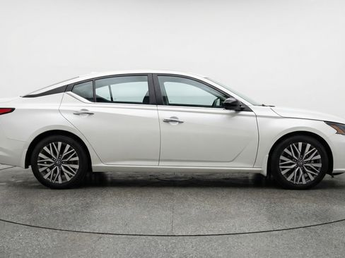 Used 2025 Nissan Altima 2.5 SV image 11