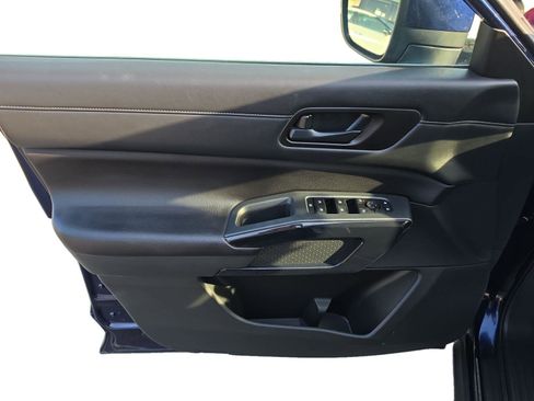 Used 2025 Nissan Pathfinder SV FWD image 9