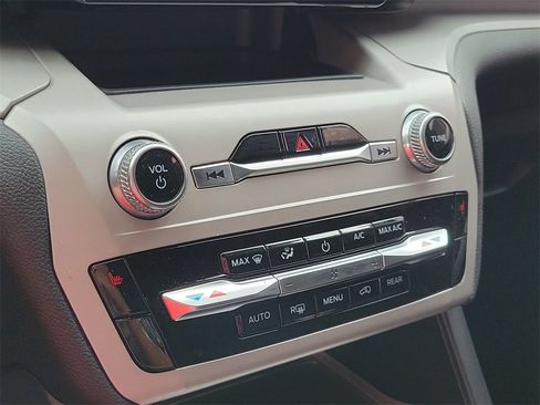 Used 2023 Ford Explorer XLT image 30