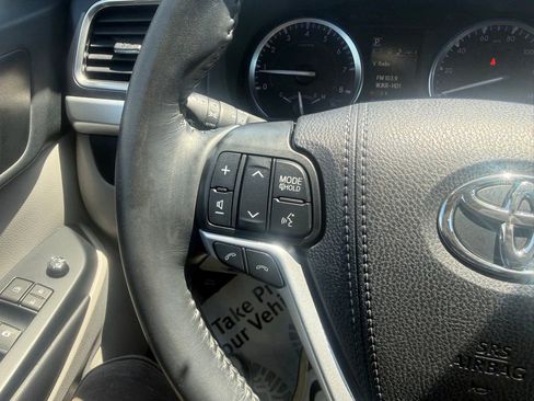 Used 2019 Toyota Highlander XLE AWD/4WD image 15