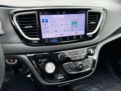 Used 2025 Chrysler Pacifica Select FWD image 16