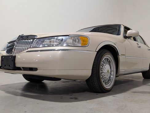 Used 2001 Lincoln Town Car Cartier RWD image 4