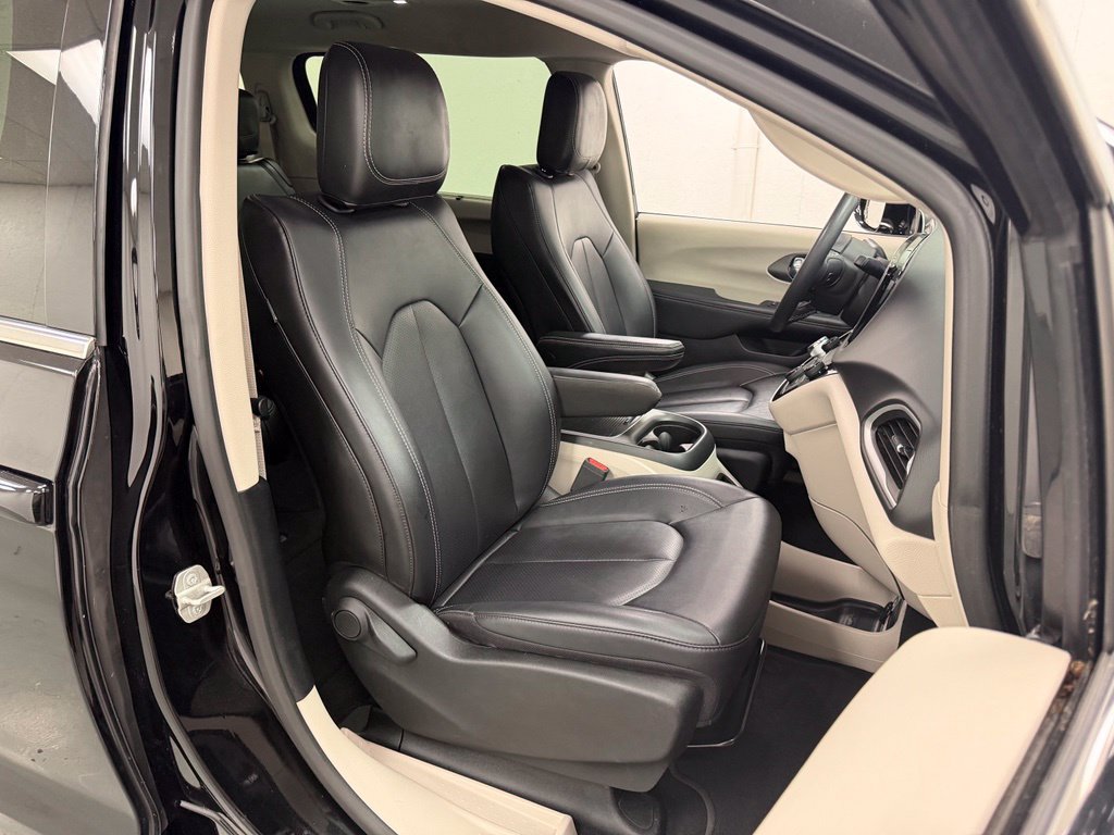 Used 2024 Chrysler Pacifica Touring-L FWD image 12