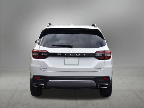 New 2026 Honda Pilot Touring image 4