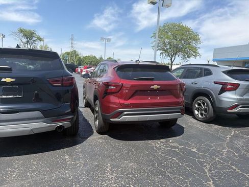 Certified 2025 Chevrolet Trax LT w/ Driver Confidence Package FWD image 3