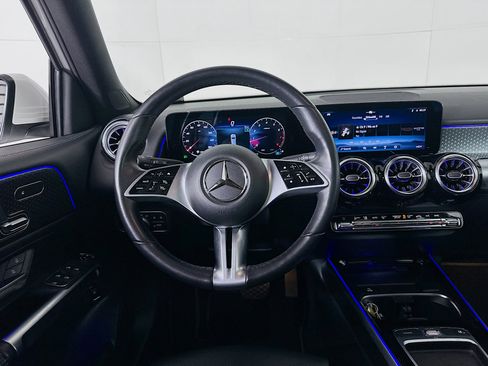 Used 2025 Mercedes-Benz GLB 250 4MATIC image 17