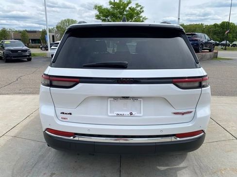 Used 2023 Jeep Grand Cherokee Limited w/ Trailer Tow Prep Group (B) AWD/4WD image 4