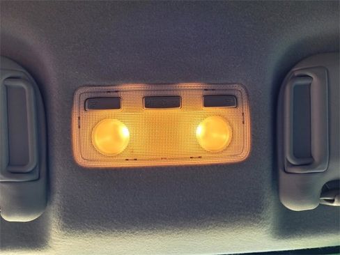 Used 2015 Toyota Yaris L image 19