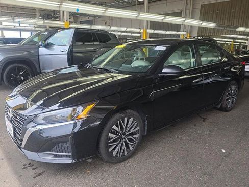 Used 2025 Nissan Altima 2.5 SV FWD image 2