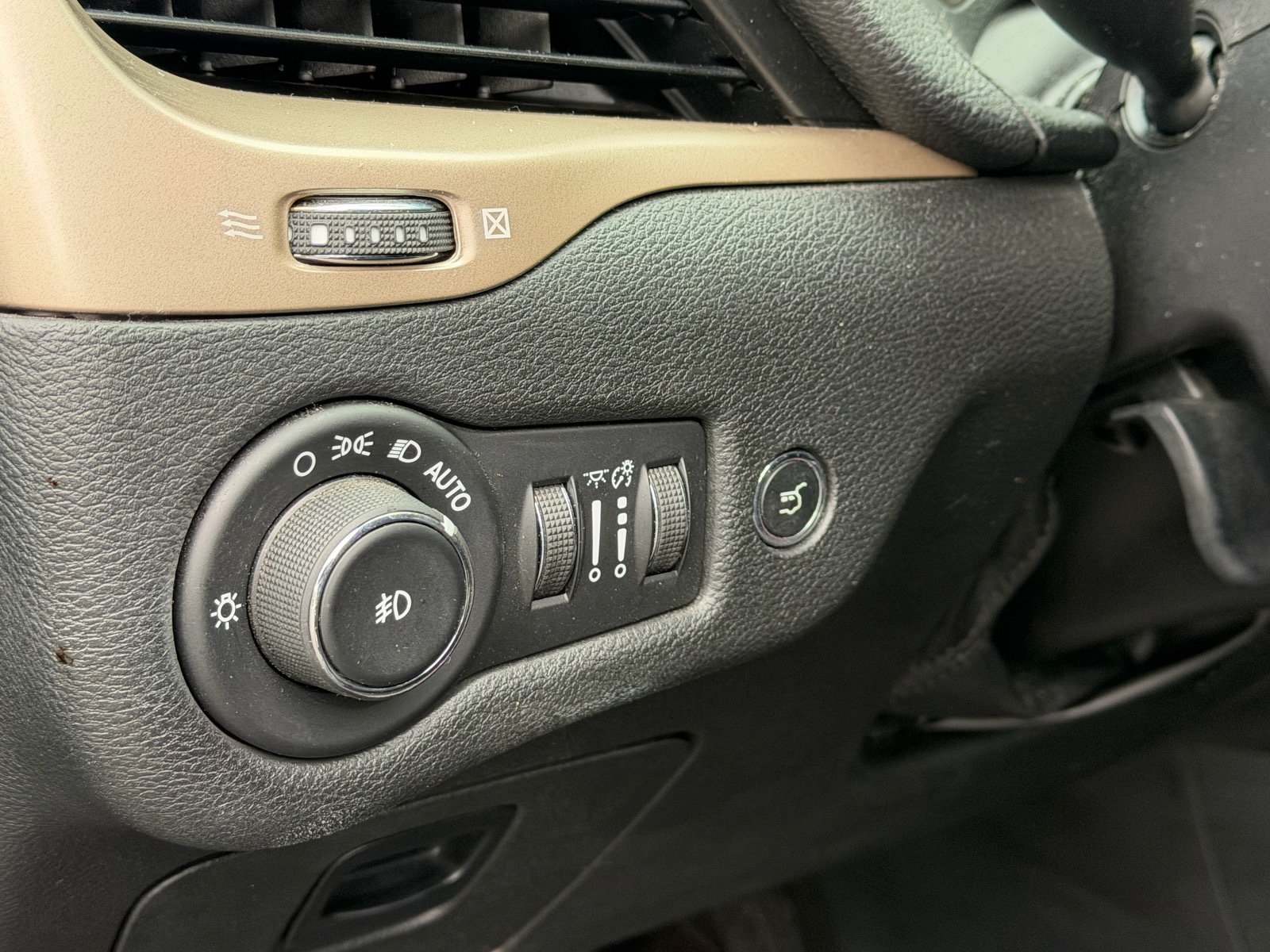 Used 2016 Jeep Cherokee 75th Anniversary FWD image 27