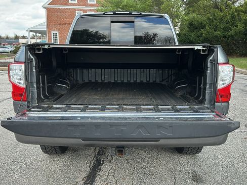 Used 2018 Nissan Titan SV w/ SV Convenience Package image 6