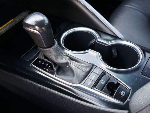 Used 2020 Toyota Camry XLE image 16