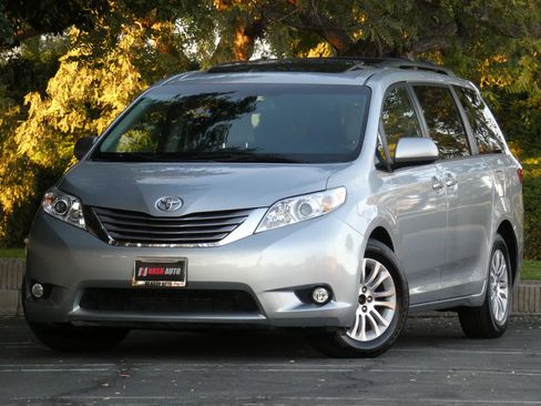 Used 2015 Toyota Sienna XLE image 4