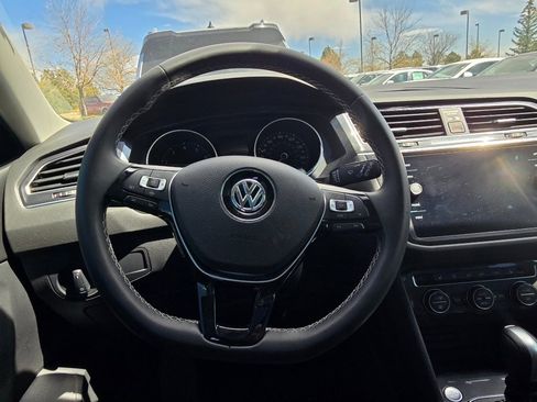 Used 2021 Volkswagen Tiguan SE w/ Panoramic Sunroof Package image 29