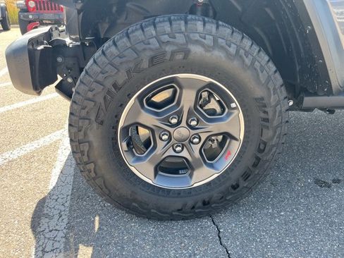 Used 2023 Jeep Gladiator Rubicon w/ Cold Weather Group image 9