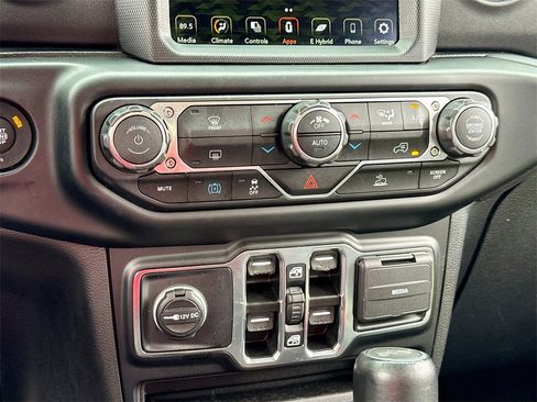 Used 2022 Jeep Wrangler Unlimited Sahara image 16