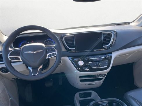 Used 2023 Chrysler Pacifica Touring-L image 10